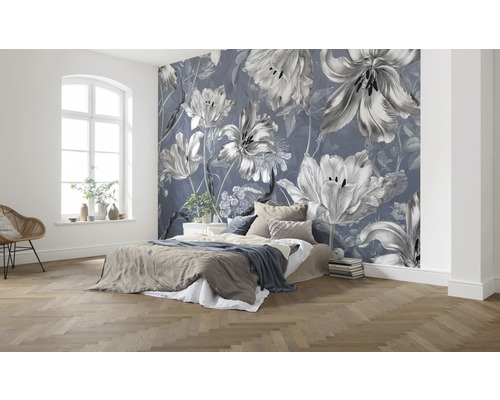Slaapkamer met bloemen fotobehang, bed en parketvloer