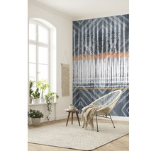 Woonkamer met patroonbehang, fauteuil, vloerkleed en kamerplanten