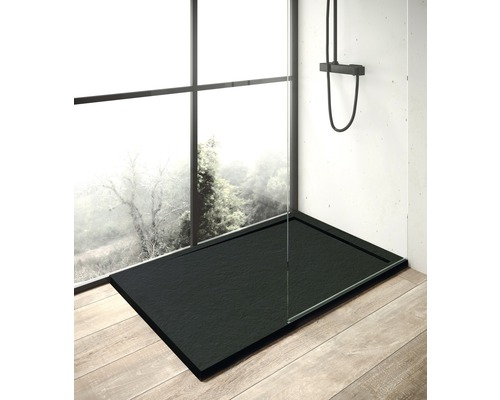 Zwarte douchebak met douchearmatuur voor een raam