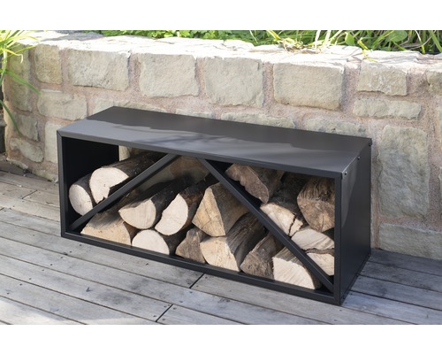 Metalen houtopslag met houtblokken