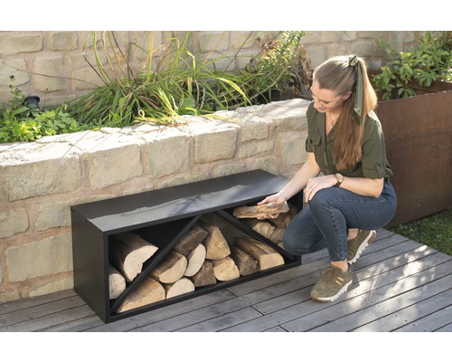 Metalen houtopslagrek met houtblokken buiten