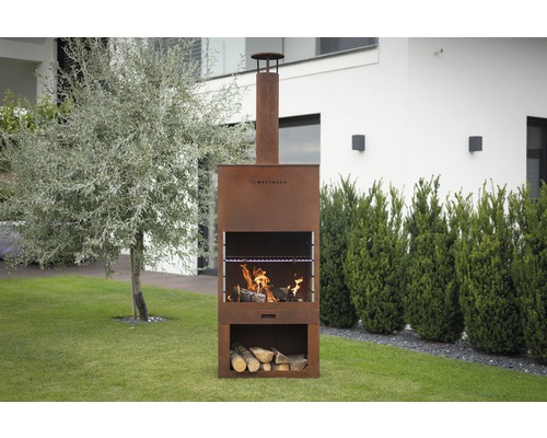 Tuinscene met een houtskoolbarbecue van metaal, vuur en houtblokken