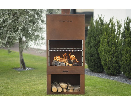 Westmann tuinhaard met brandend hout en houtopslag in de tuin.