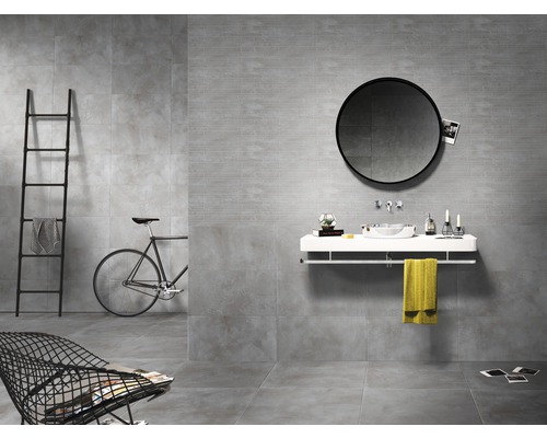 Lichte badkamer met grijze tegels, wastafel en spiegel