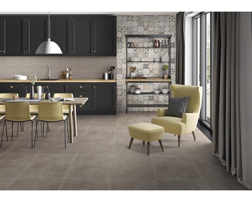 Lichte woonkamer met eettafel, stoelen, keukenkasten, rek en fauteuil
