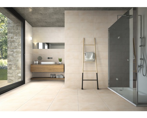 Lichte badkamer met douche, wastafel, houten ladder en beige tegels