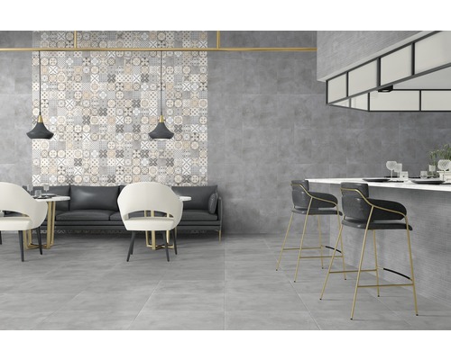 Interieur met grijze tegels, decoraties en zitplaatsen