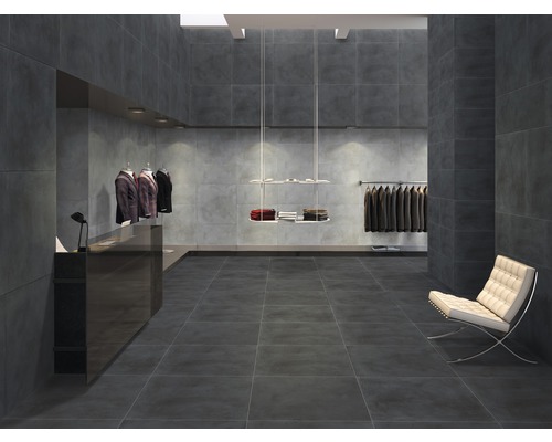 Moderne tegels in een kledingwinkel met stoel en kleding