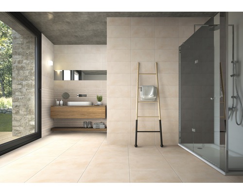 Lichte badkamer met tegels, douche, wastafel en decoratieve ladder