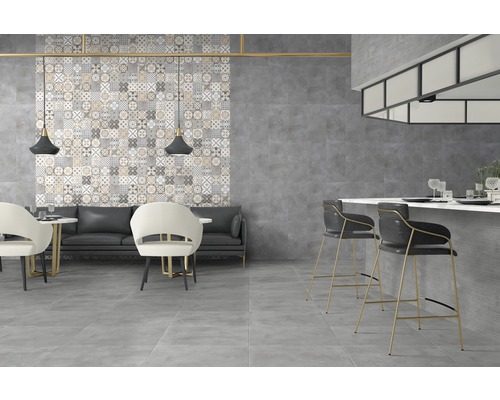 Interieur met tegelvloer, mozaïekwand en barkrukken