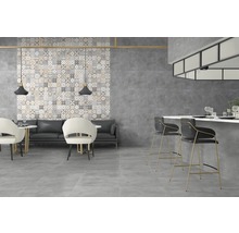 Grijze tegels in een modern ontworpen interieur met zitgedeelte en bar