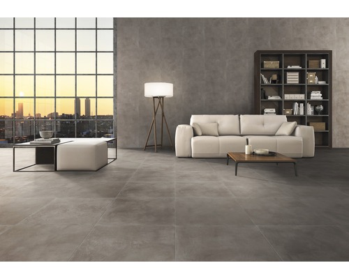 Moderne woonkamer met grijze vloertegels, bank, kast en raam