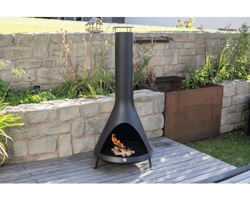 Buitenscène met stalen tuinhaard met houthaard