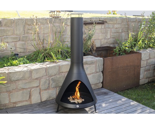 Moderne terrasverwarmer met open haard voor buiten op houten terras