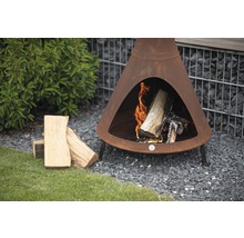 Tuinscene met een chimenea houtkachel, houtblokken en grind