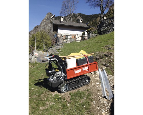 Rupsdumper met lading in gebruik buitenshuis voor een huis