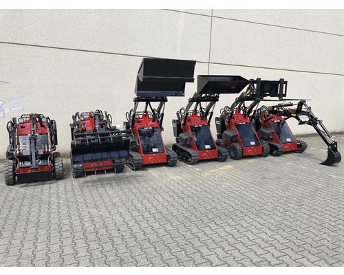 Rij rode compactladers met verschillende hulpstukken zoals scheppen en graafarm