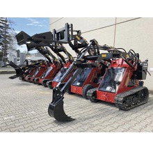 Meerdere rode minigraafmachines met verschillende hulpstukken