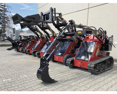 Meerdere rode minigraafmachines met verschillende hulpstukken