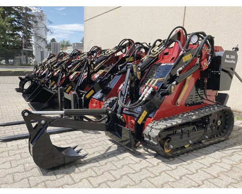 Meerdere minicompactladers op rupsonderstel met bak en palletvork