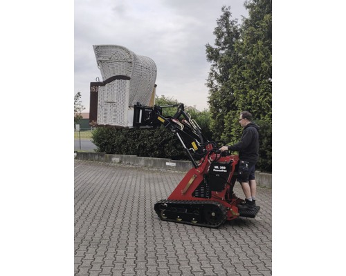 Minilader transporteert strandstoel