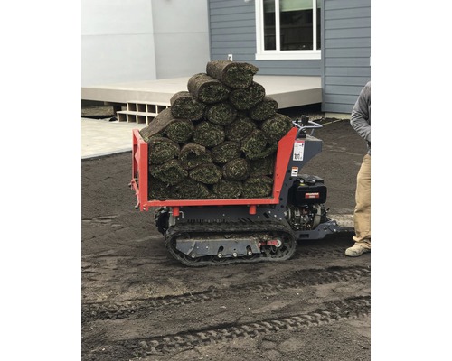Transportvoertuig met graszoden voor de tuinbouw
