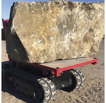 Grote natuursteen op een transportrups