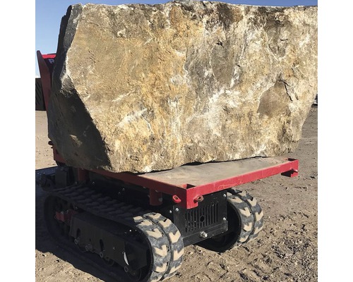 Grote natuursteen op een transportrups