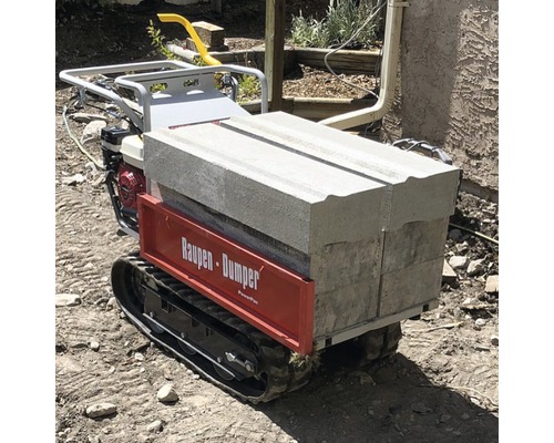 Rupsdumper beladen met betonstenen