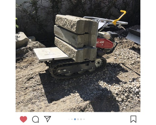Rupsdumper met betonblokken op een bouwplaats