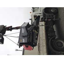 Rupsdumper wordt op een vrachtwagen getild
