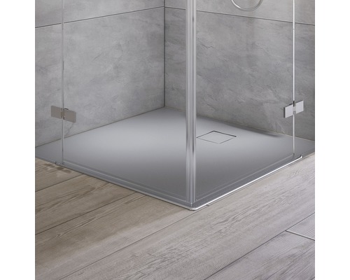 Gelijkvloerse douche met douchebak en glazen wand in de badkamer