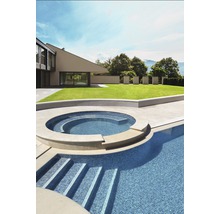 Buitenkant met zwembad, bubbelbad, gazon en modern huis