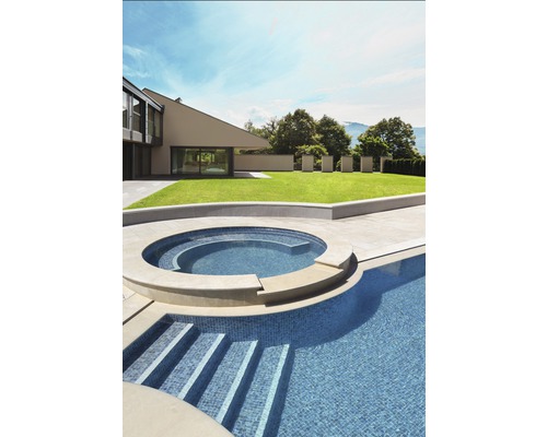 Buitenkant met zwembad, bubbelbad, gazon en modern huis