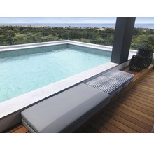 Scène met zwembad, zitbank en decoratieve lantaarns op een dakterras met uitzicht op zee