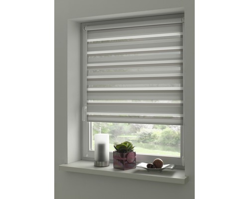 Raam met rolgordijn met horizontale strepen voor lichtregeling