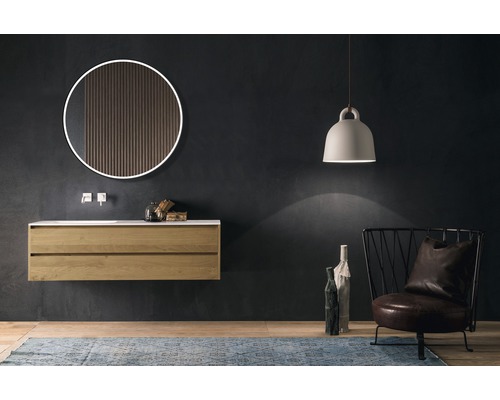 Badkamer met wastafelonderkast, spiegel en verlichting