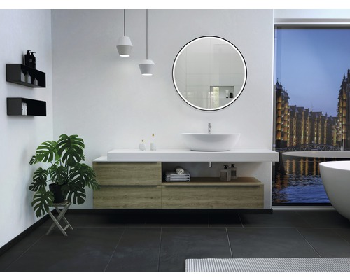 Moderne badkamer met wastafel, spiegel en plant