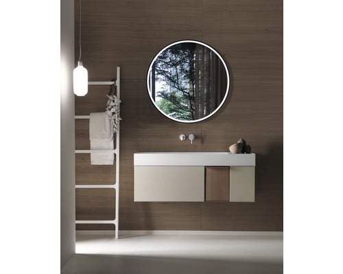 Moderne badkamer met wastafel, ronde spiegel, handdoekladder en houten wandbekleding.