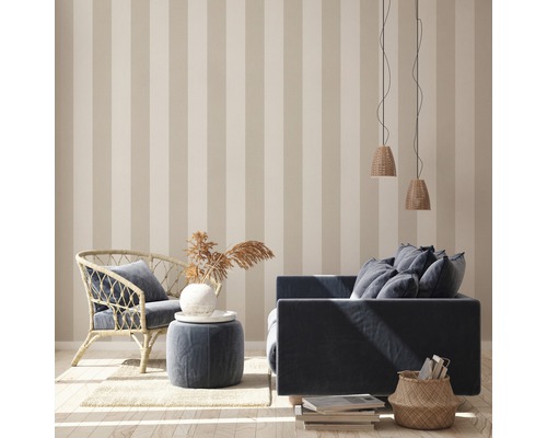 Woonkamer met gestreept behang, fauteuil en bank