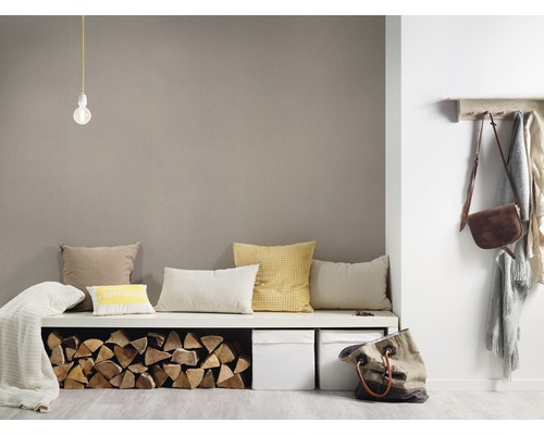 Lichte ruimte met zitbank, kussens, hout, manden en kapstok