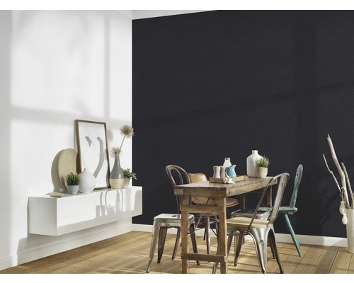 Eetkamer met houten tafel, stoelen en wandplank