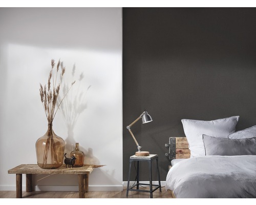 Slaapkamerdecoratie met glazen vazen, tafellamp en bed