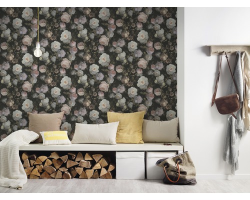 Kamerzicht met bloemenbehang, zitbank en houtopslag