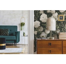 Woonkamer met bloemenbehang, commode, tafellamp en bank