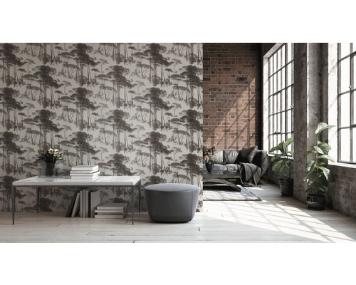 Lichte kamer met behang met patroon, tafel, kruk en bank