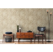 Woonkamer met behang met motief, dressoir, stoel en staande lamp