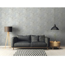 Woonkamer met bank, lamp en patroonbehang