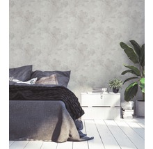 Lichte slaapkamer met bed, nachtkastje en kamerplanten voor een vriendelijke sfeer.