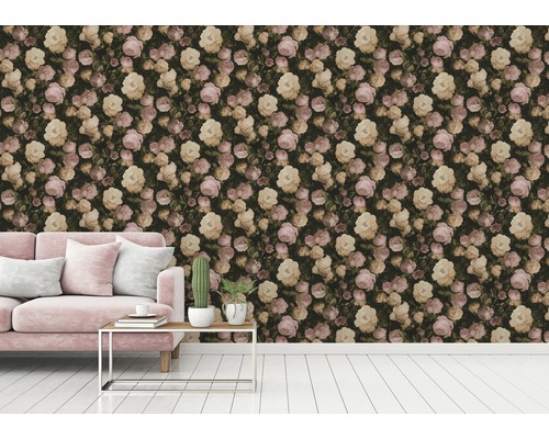 Woonkamer met een bloemenbehang met rozenmotief, een bank en een tafel